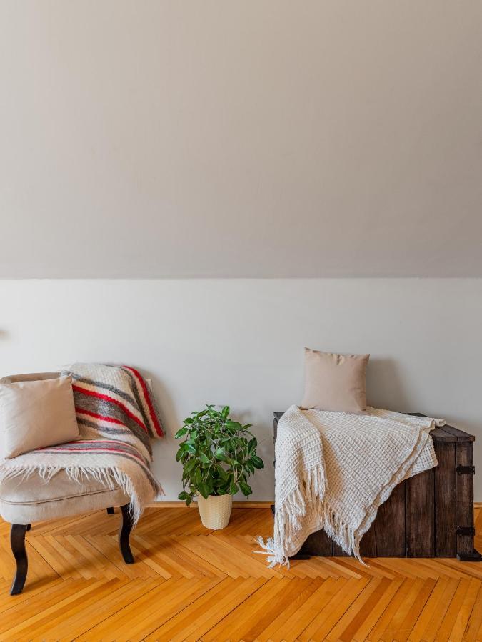 Rose Apartment